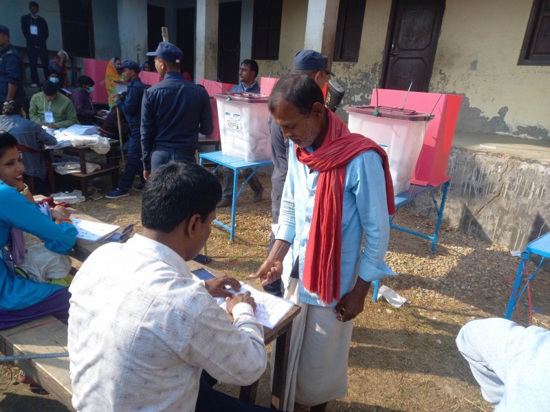 सिमासंग नजिक रहेको अतिसम्वेदनशिल धोरेको श्री नेरा प्रावि धोरेमा मतदान गर्दै